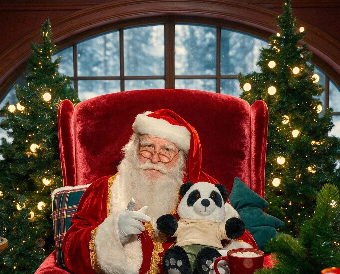Santa en su sillón rojo junto a un oso panda de peluche, frente a una ventana nevada